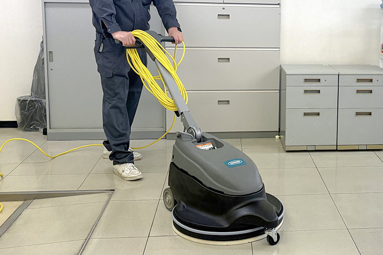 オフィスフロアの機械清掃（ワックスがけ）